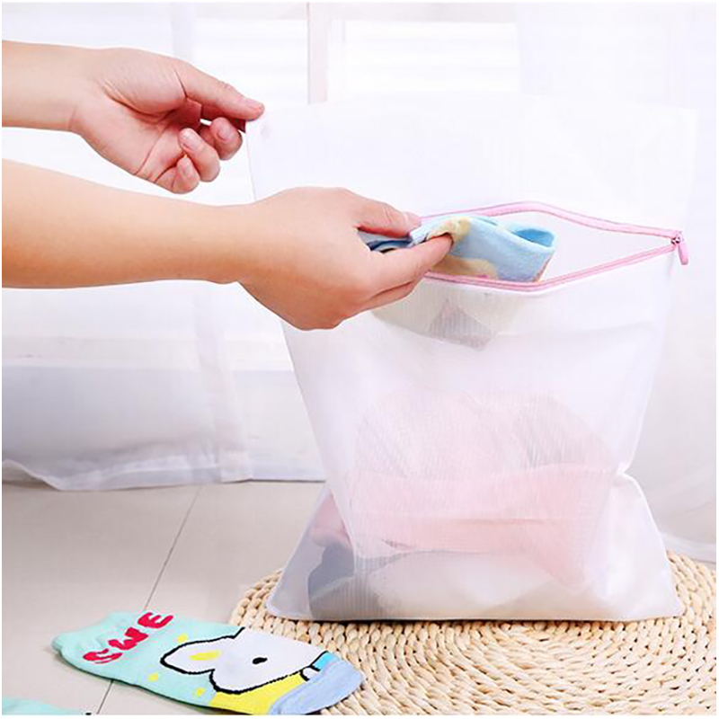 Sieťkované vrecko na bielizeň na zips 30 x 40 cm