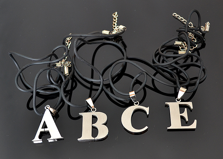 Prívesok ABECEDA nerez