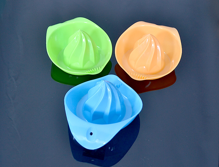 Plastový ručný citrusovač 