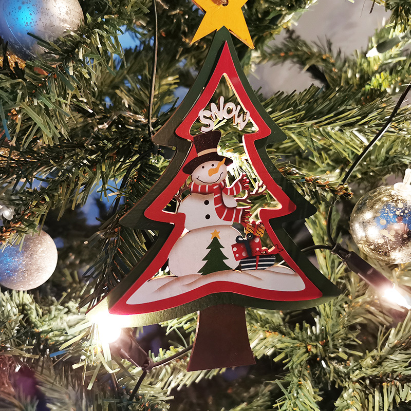 Drevená dekorácia stromček na zavesenie