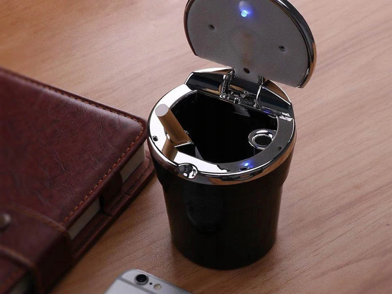 Popolník do auta s LED diódou