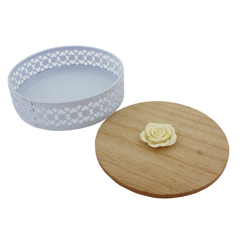 Kovová ozdobná nádoba s dreveným vrchnákom