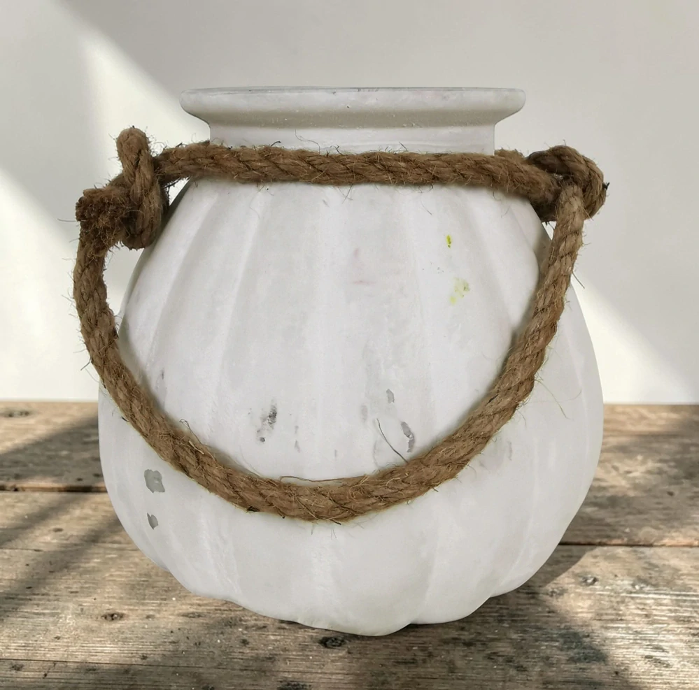 Sklenený kvetináč vintage so šnúrkou biely