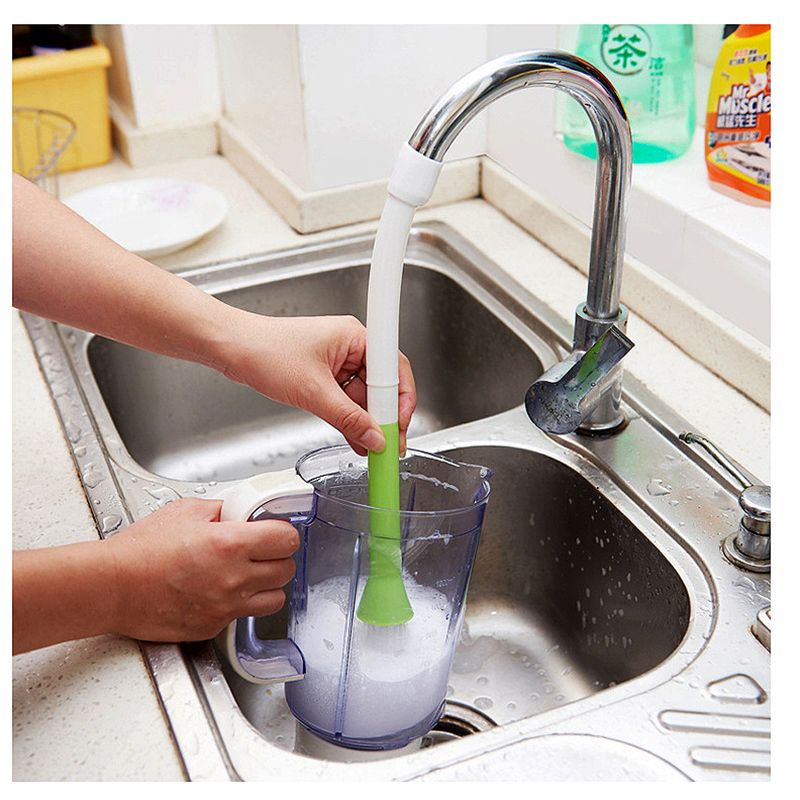 Usmerňovač a šetrič vody s kefkou na čistenie