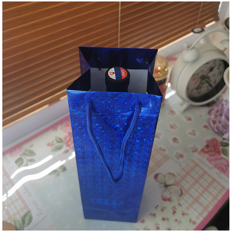 Darčeková taška na alkohol 33 x 10 x 9 cm holografická modrá