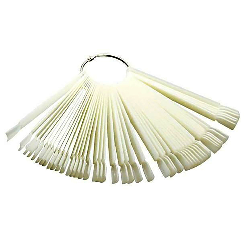 Farebná tabuľka lakov a vzorov s vejárovými ornamentami.