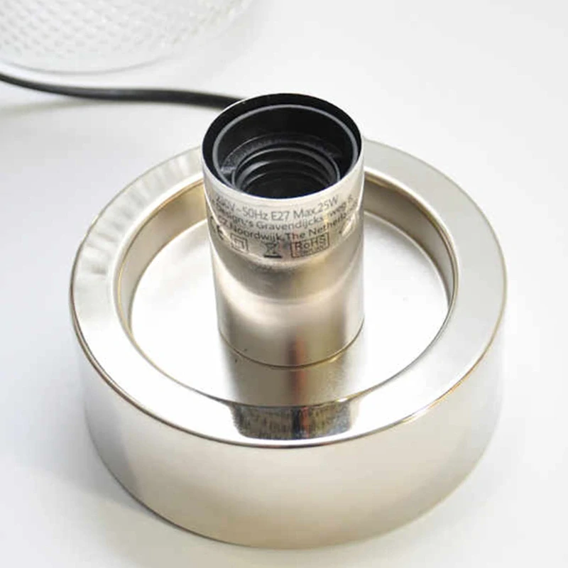 Stolová lampa so sklenenou kupolou