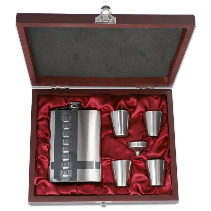 Ploskačka 240ml s pohárikmi a lievikom v drevenej darčekovej kazete