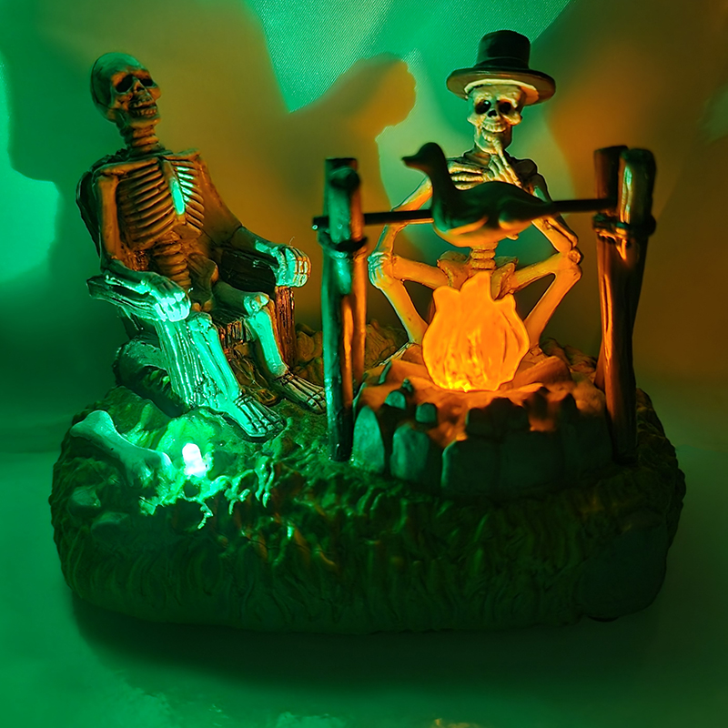 Halloweenska výzdoba - dekorácia kostry sediace pri LED ohni