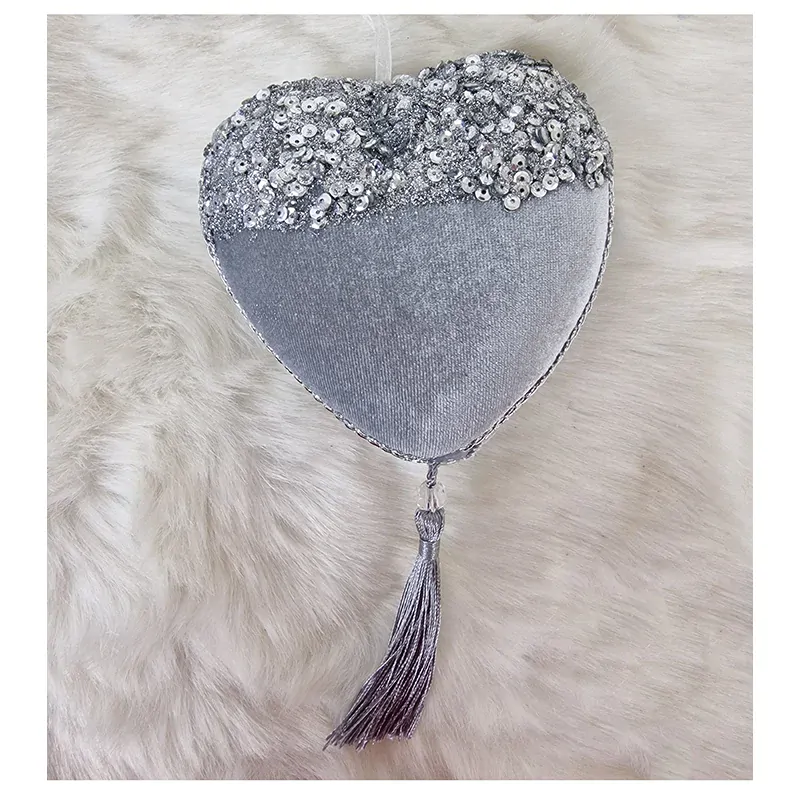 Zdobené srdce so strapcom 