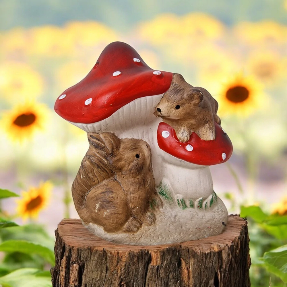 Keramická dekorácia muchotrávka a veveričky