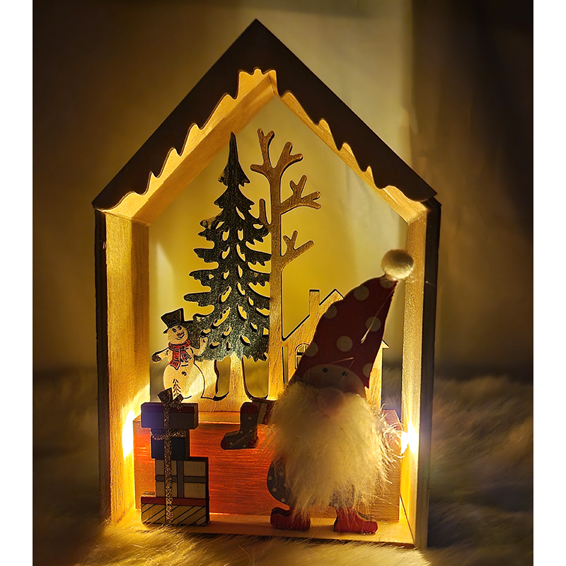 Drevený svietiaci domček  so škriatkom 