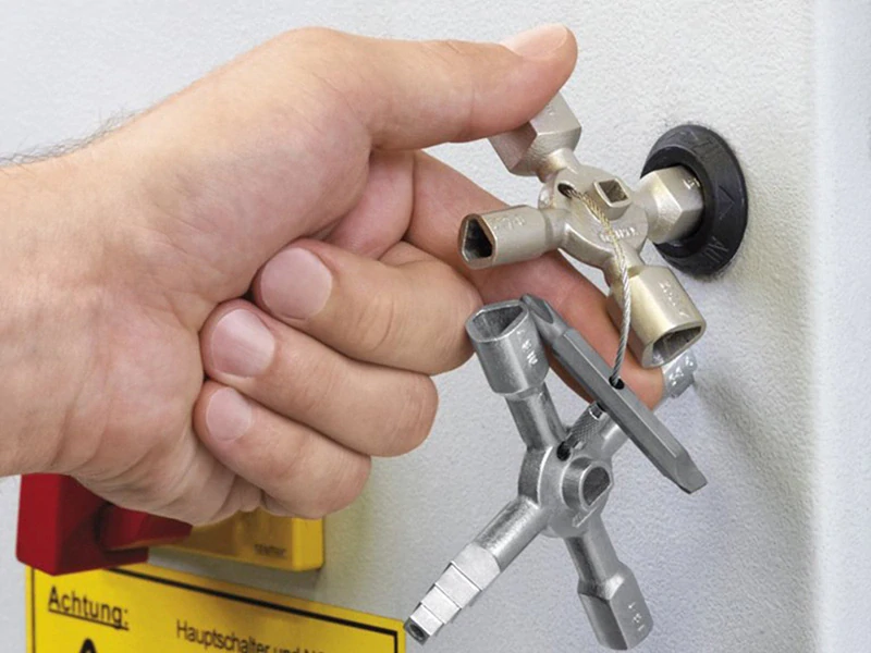 Univerzálny kľúč na bezpečnostné skrinky 10v1