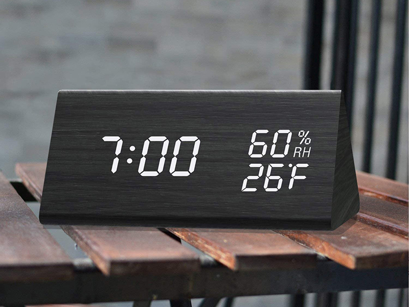 Budík s meteostanicou reagujúci na zvuk