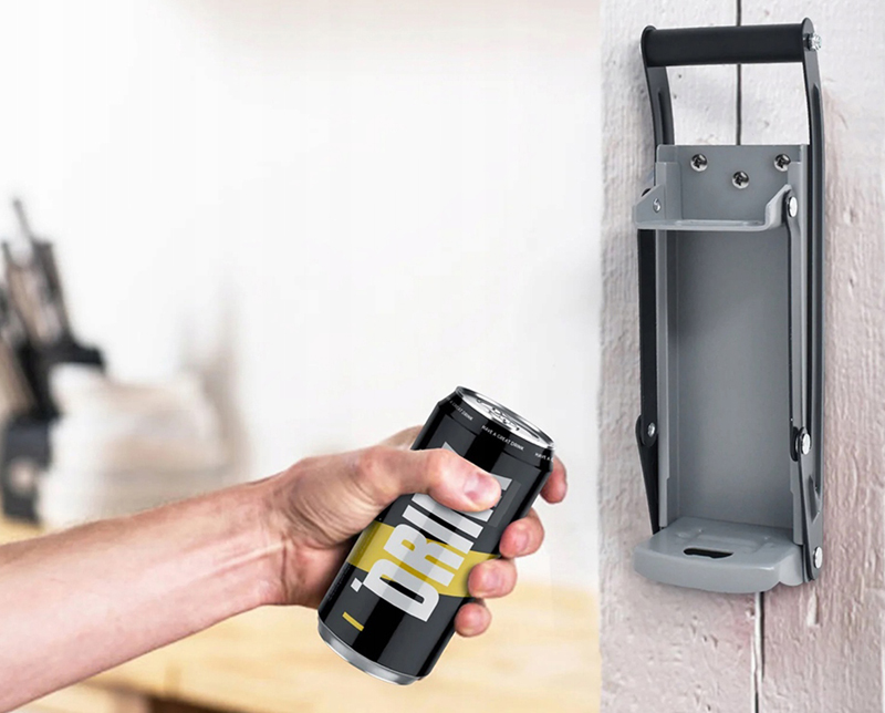 Nástenný drvič plechoviek s otváračom na fľaše