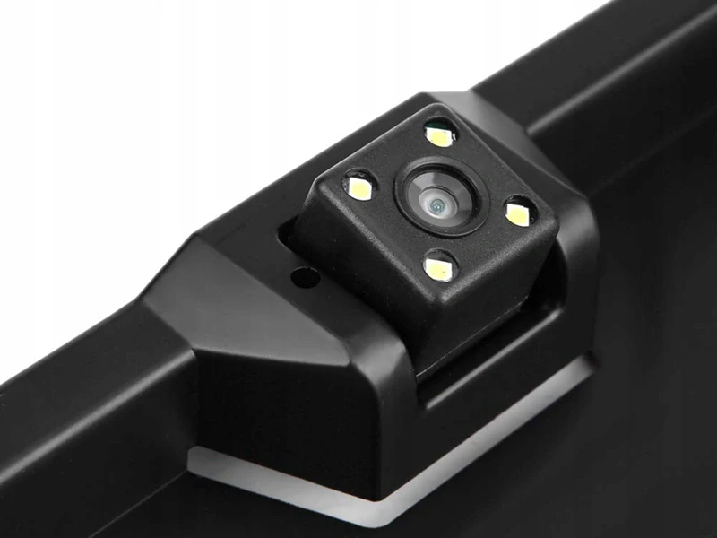 Cúvacia kamera v držiaku značky na auto