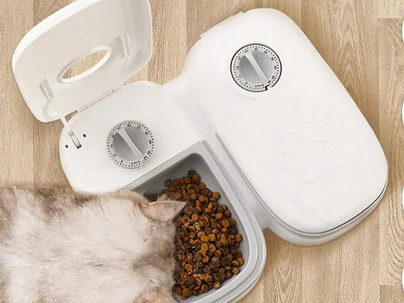 Automatický dávkovač krmiva a vody s časovačom