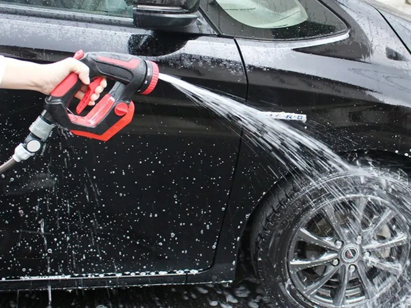 Striekacia pištoľ na čistenie automobilu s nádržkou