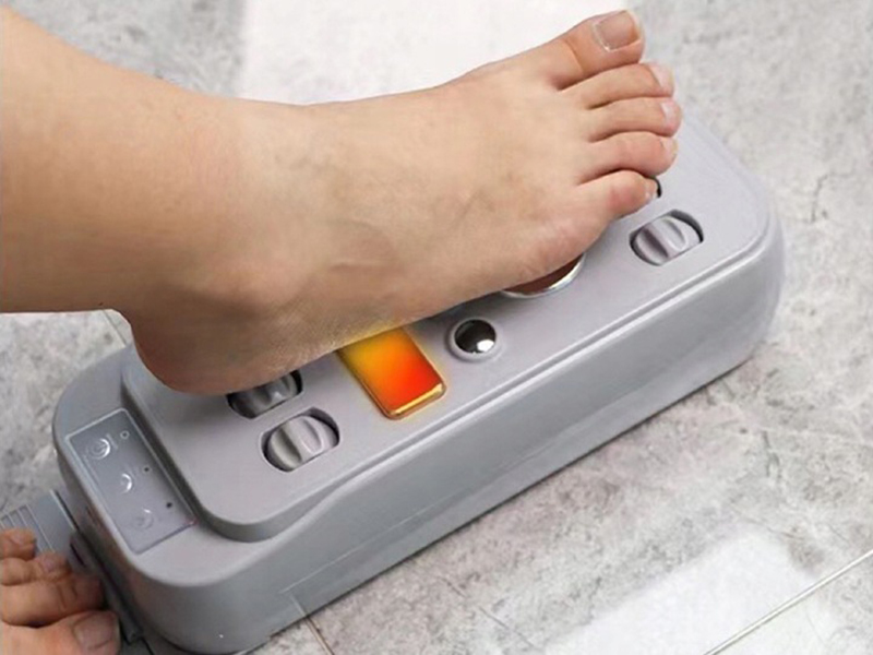 Masážny prístroj na chodidlá s vibračnou a vyhrievacou funkciou