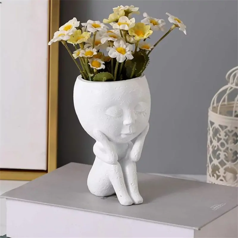 Kvetináč v tvare sediacej ženy biely 12cm
