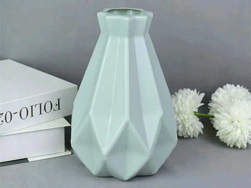 Plastová váza na kvety 20cm