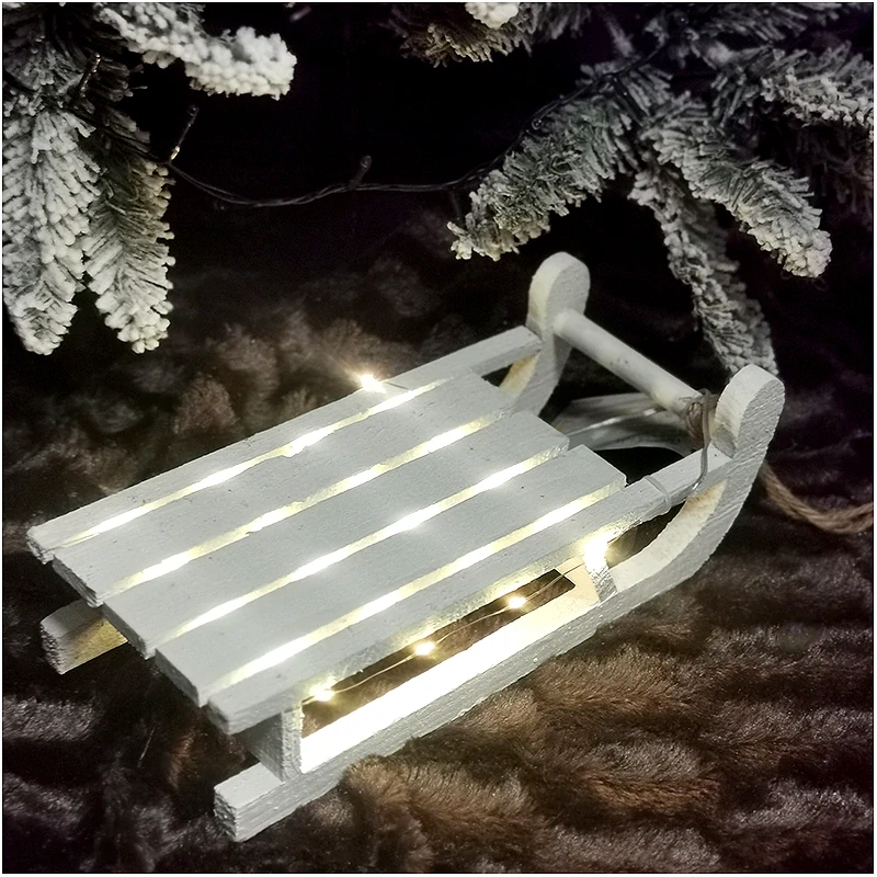 Drevené sánky dekoračné 31 x 15 x 10,5 cm LED - biele