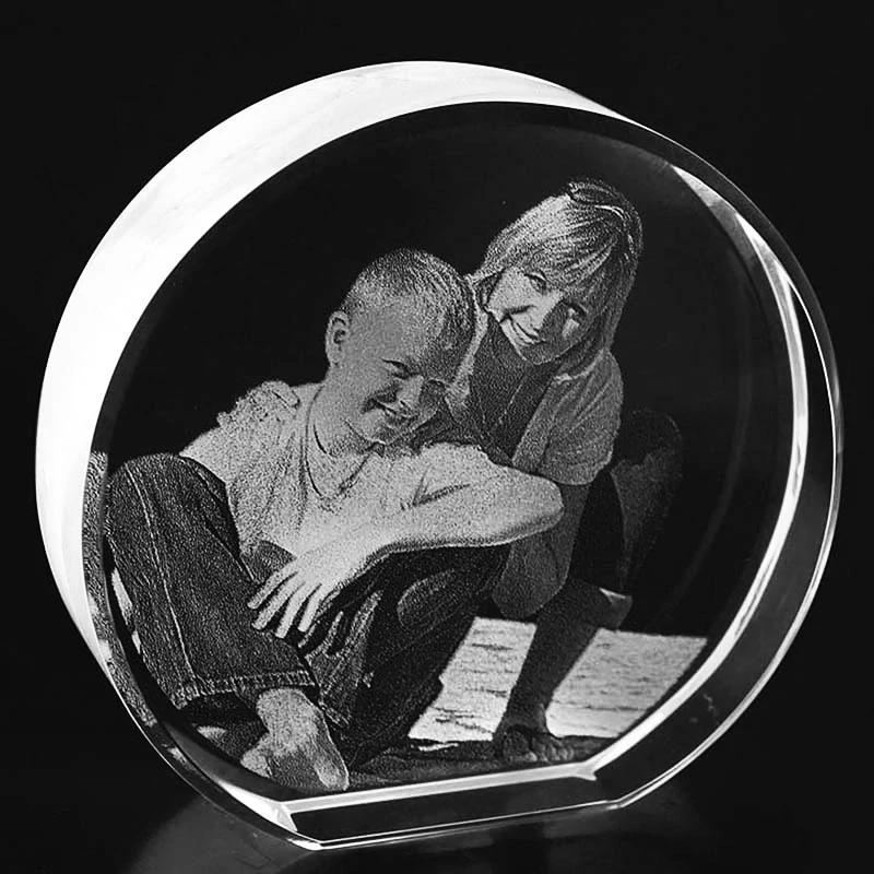 Sklenená kryštálová plaketa s gravírovaním vlastnej fotografie kruh 8cm