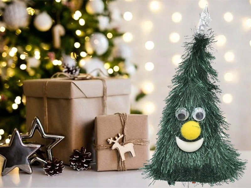 Tancujúci a hrajúci vianočný stromček s podvietením 17cm