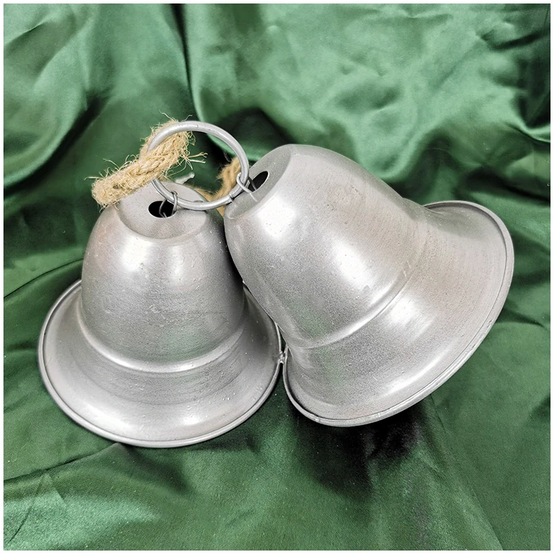 Závesná vianočná dekorácia - Zvončeky na šnúre strieborné 14 x 12,5 x 9 cm 