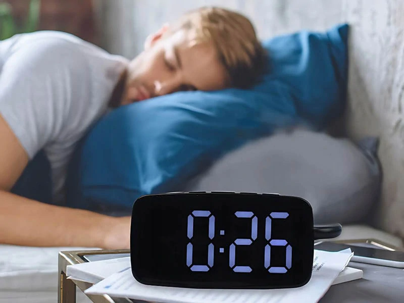 Digitálny LED budík s vibračným alarmom čierny