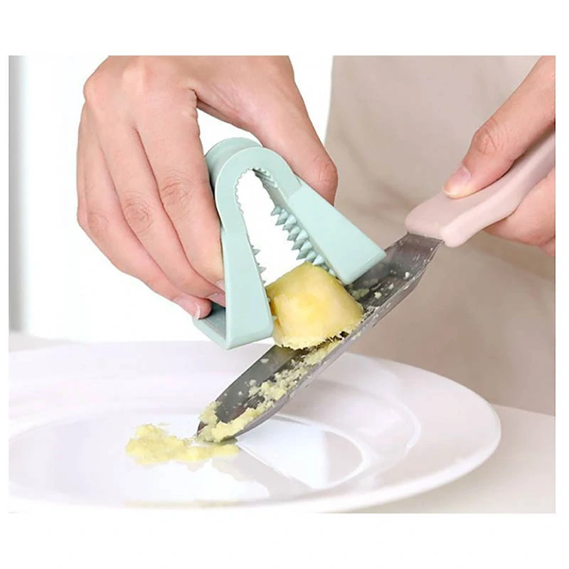 Držiak a chránič na strúhanie a krájanie