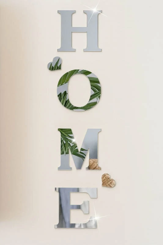 Zrkadlová nálepka HOME – dekoratívny nápis na stenu so srdiečkami