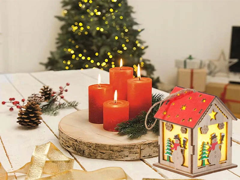 Drevený visiaci LED lampáš na stromček so snehuliakom