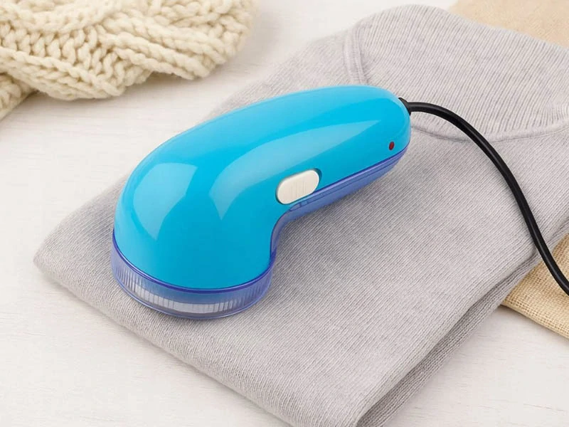 Elektrický odžmolkovač na oblečenie a čalúnenie