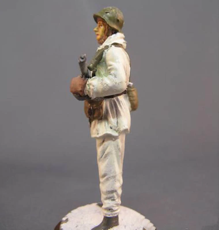 Zberateľská figúrka sovietskeho vojaka z obdobia druhej svetovej vojny v zimnom maskovaní 1:35