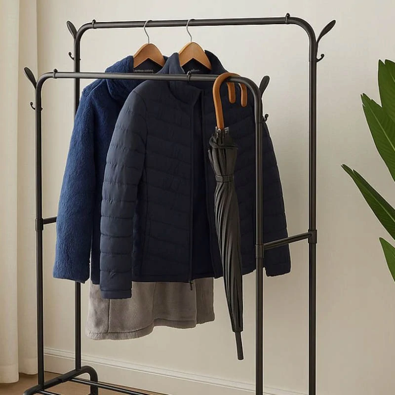 Kovový stojanový vešiak na oblečenie s policami na topánky 160 cm čierny