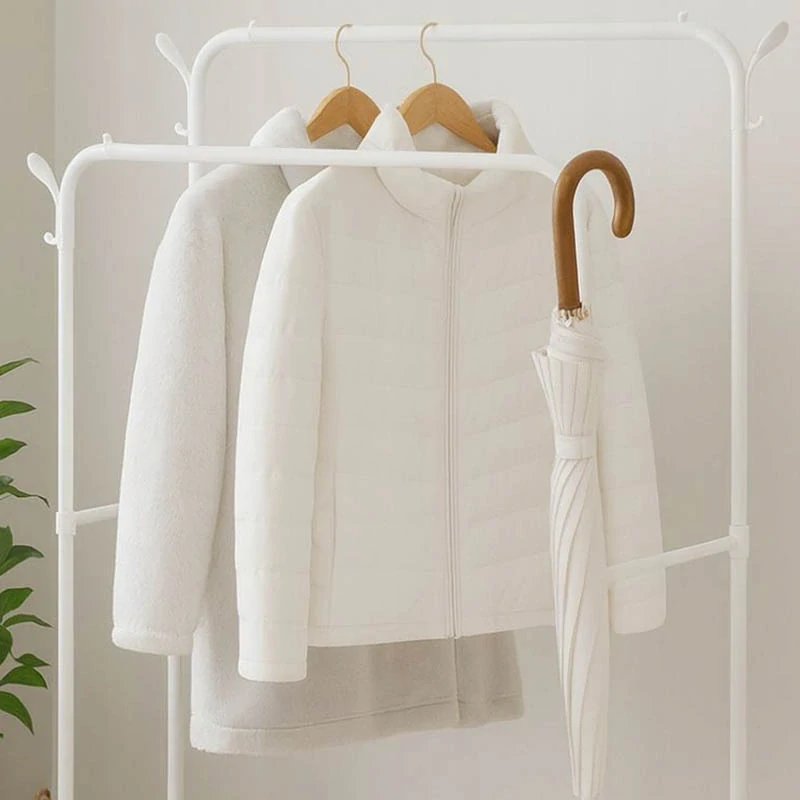 Kovový stojanový vešiak na oblečenie s policami na topánky 160 cm biely