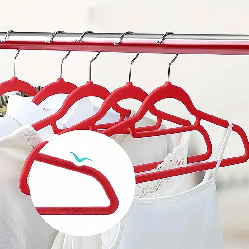 Sada 10 ks červených velúrových vešiakov 42 × 22 cm - protišmykové, tenké, otočný háčik