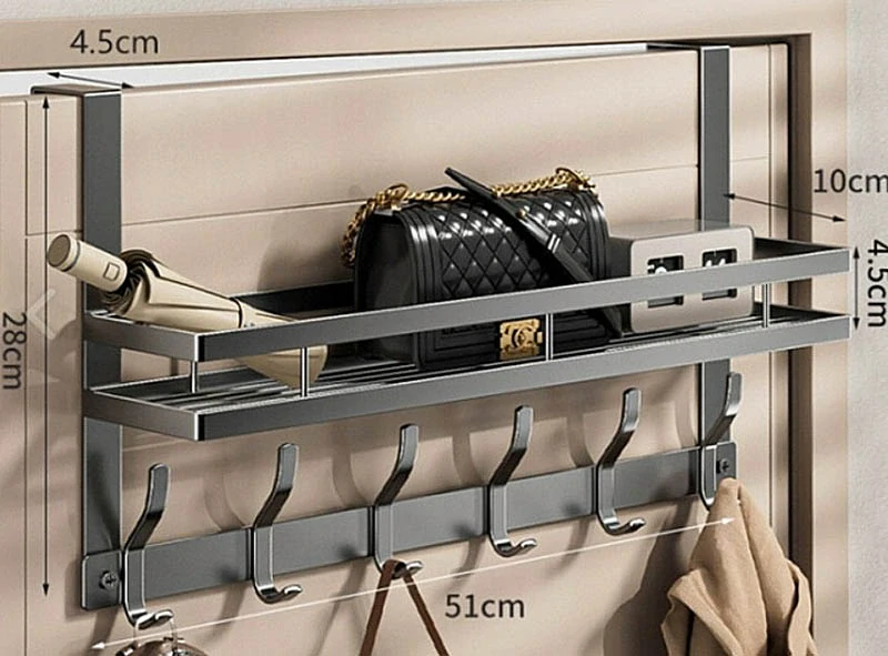 Kovový vešiak na dvere s poličkou a háčikmi 51cm