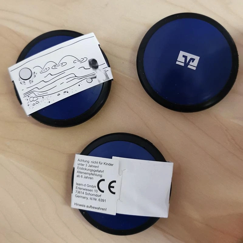 Plávajúci disk na hádzanie po vode modrý - priemer 7,5 cm