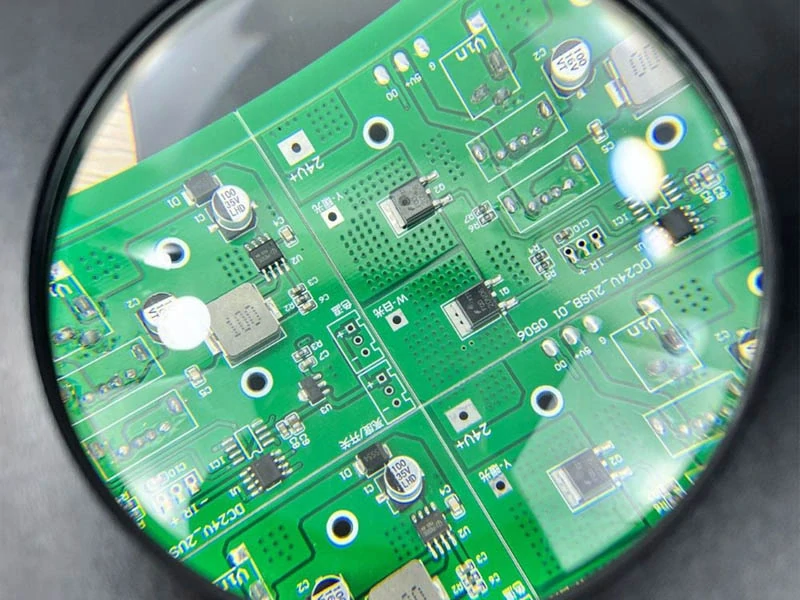 Stolná lampa s lupou 10×