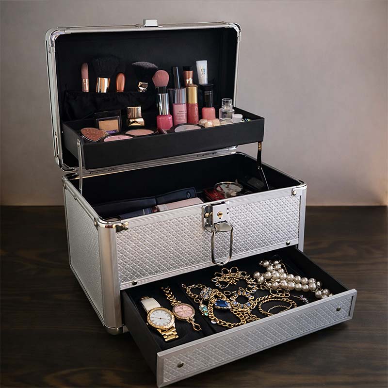 Elegantný kufrík na kozmetiku strieborný so zásuvkou a zámkom