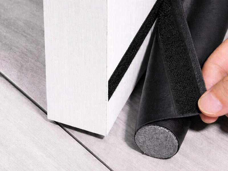 Samolepiace tesnenie pod dvere proti prievanu 96cm čierne