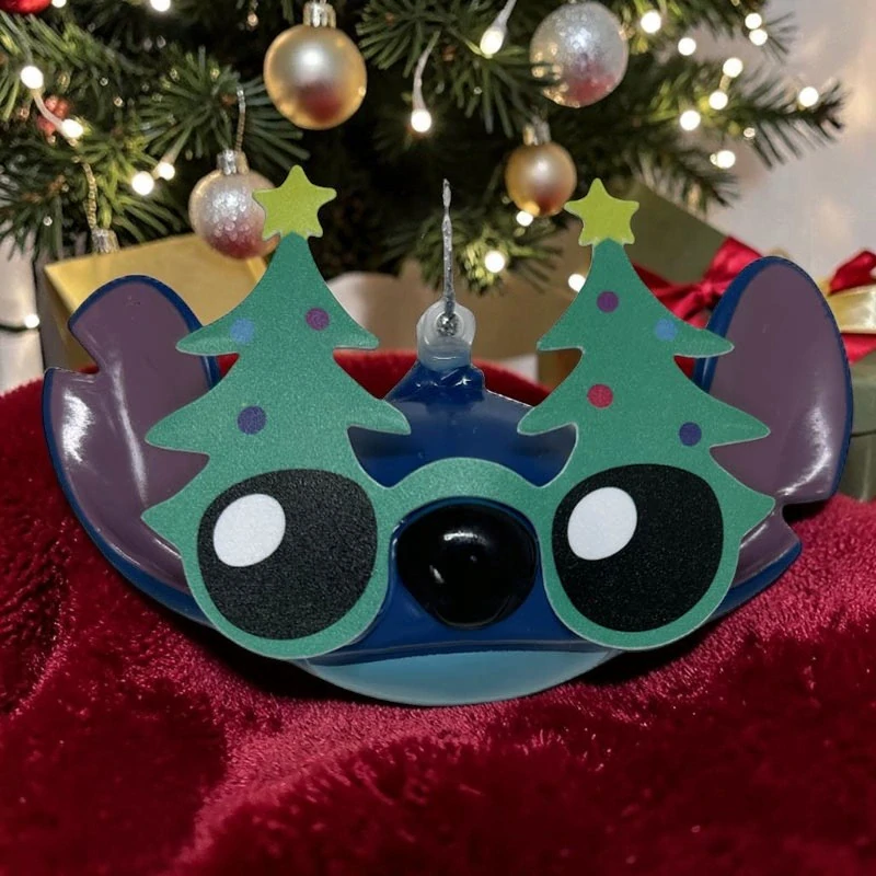 Závesná ozdoba na stromček 3D Disney Stitch s vianočnými okuliarmi 10 cm