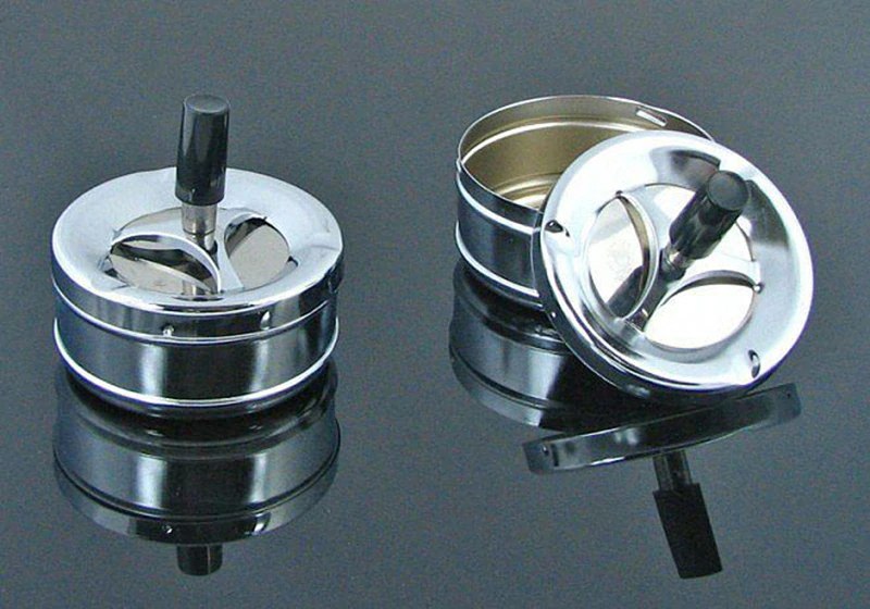 Otočný kovový popolník uzatvárateľný strieborný 9,3 cm