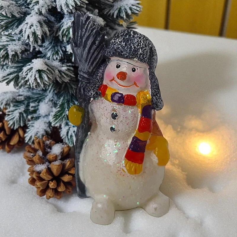 Sviečka vianočná – snehuliak s metlou a šálom: 10 cm