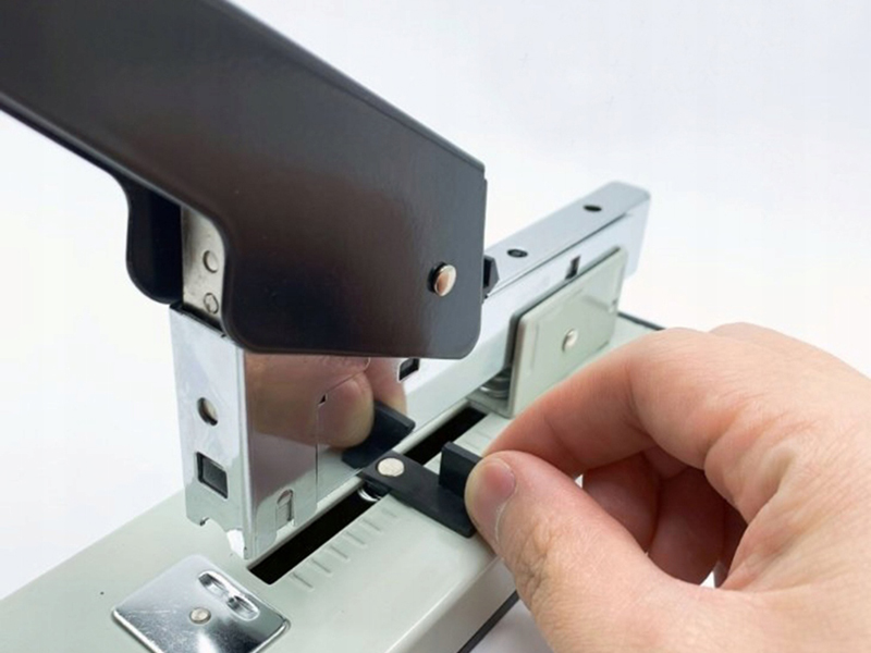 Zošívačka kovová na 100 papierov