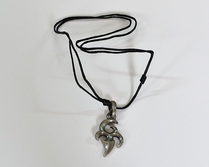 Prívesok na koženej šnúrke Symbol I.