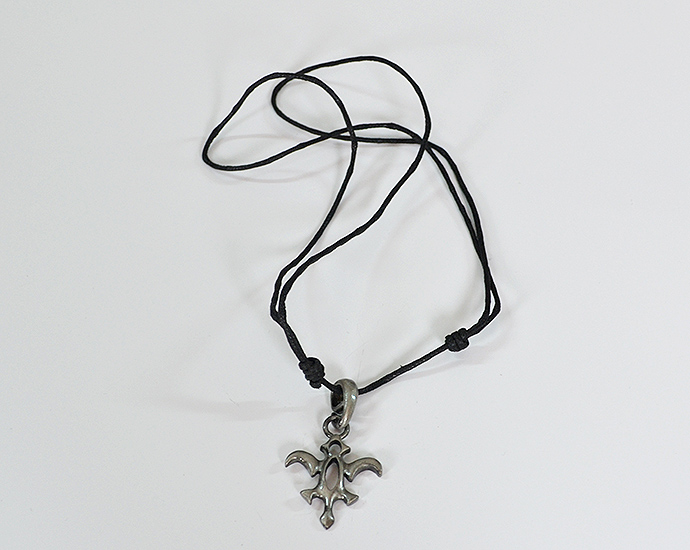 Prívesok na koženej šnúrke Symbol III.