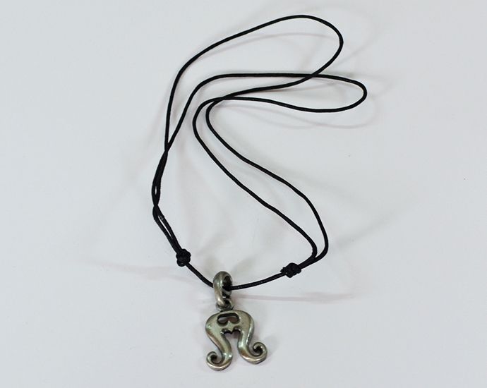 Prívesok na koženej šnúrke Symbol V